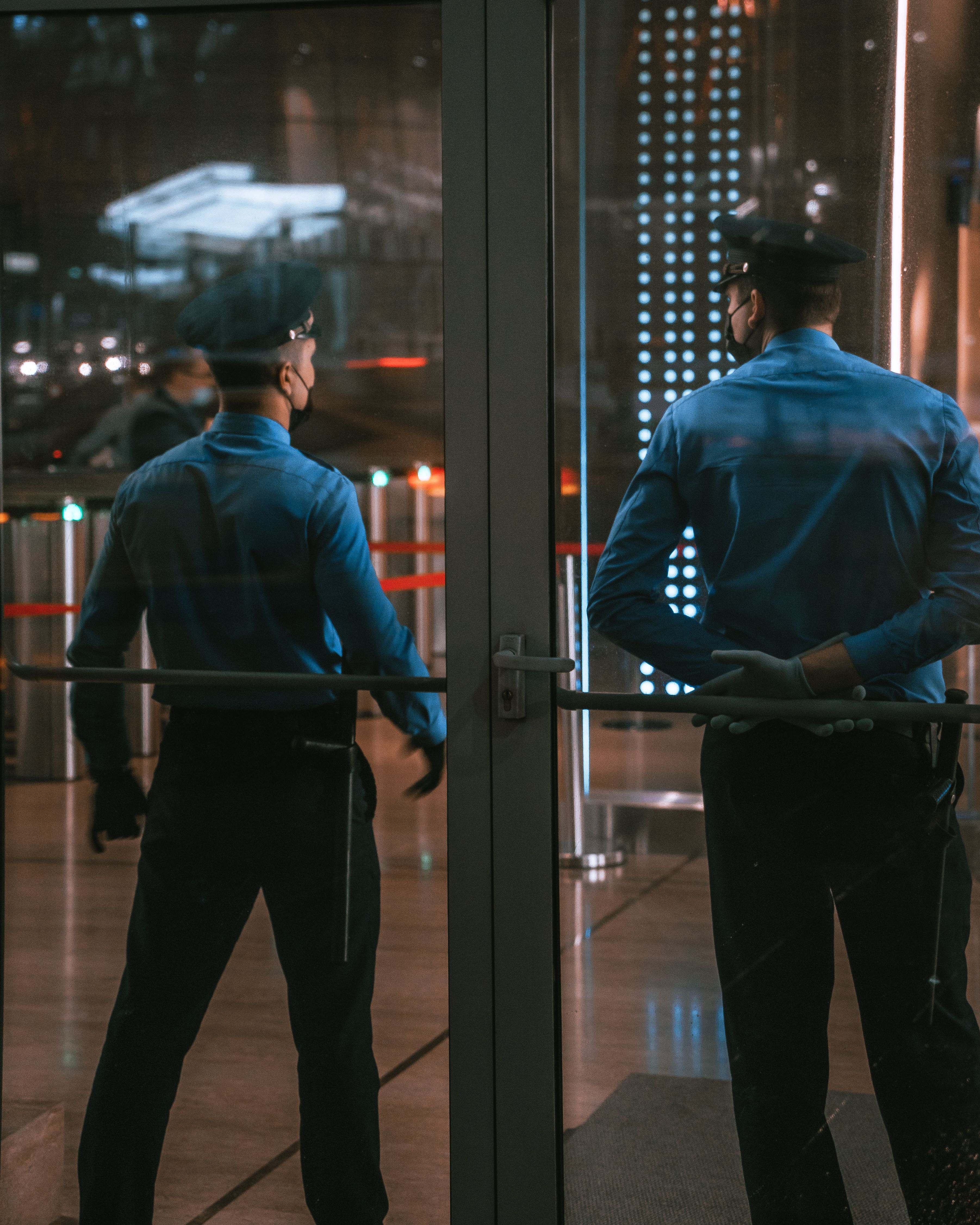 Agents en poste à l'entrée d'une institution